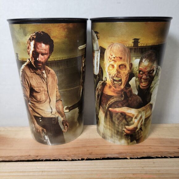 Set of 2 The Walking Dead Plastic Cups: Walkers & Heroes - Picture 2 of 7
